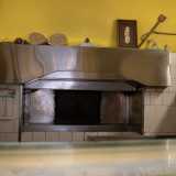 ...ci ritroviamo cos� in un piccolo ambiente in cui domina la bocca del forno